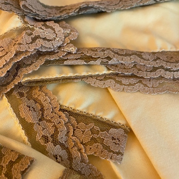 8 Vintage Yellow & Bronze Lace Trim Linen Napkins - Picture 12 of 14